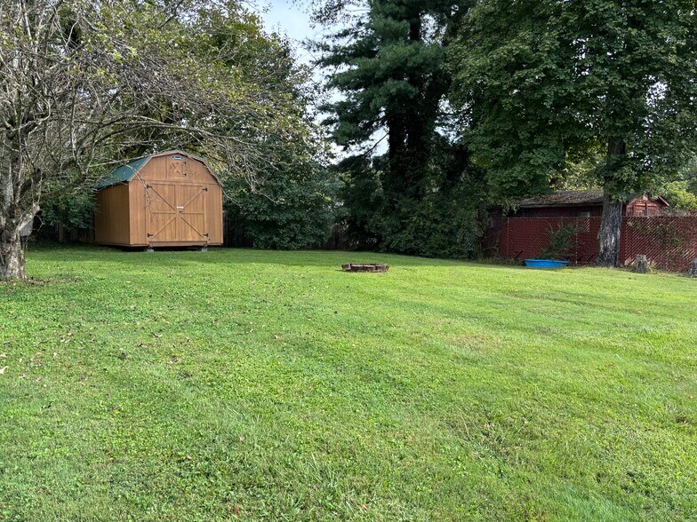 Big back yard with yard barn - 2459 Bradley St