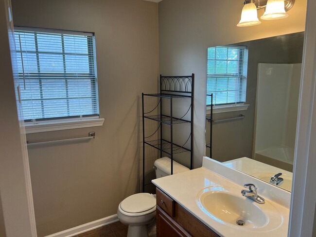 Building Photo - 3 Bed 2 Bath Home