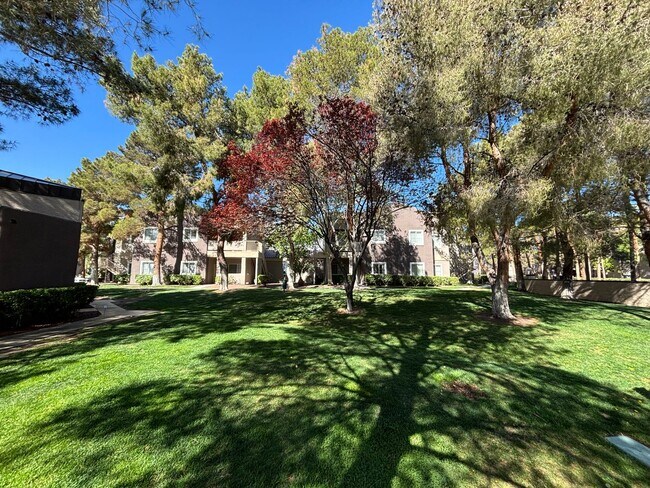 Building Photo - Gorgeous 2Bed/2Bath/2Car Garage, 2nd-Story Condo located in the West part of the valley— Enjoy Re...