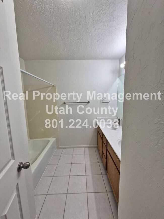 Building Photo - 747 Hanover Dr