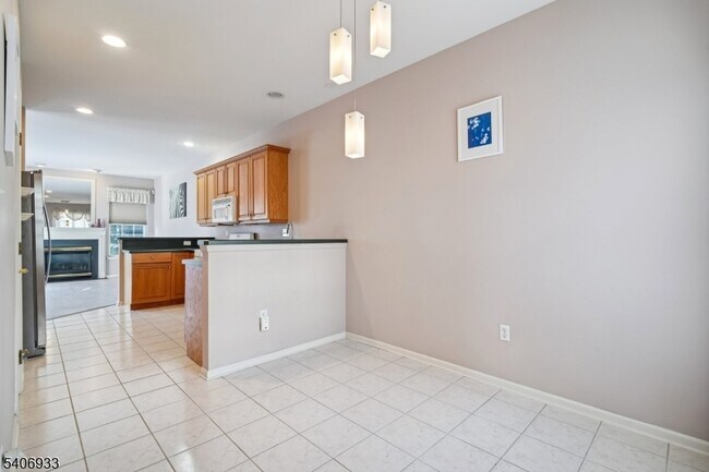 Building Photo - 163 Gladstone Dr