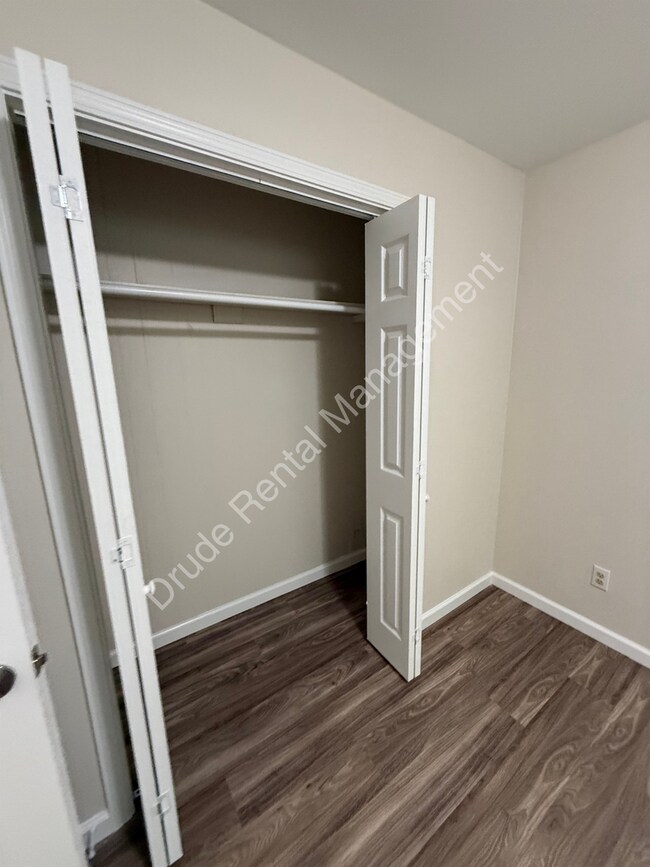 Building Photo - 105 N Ruland St