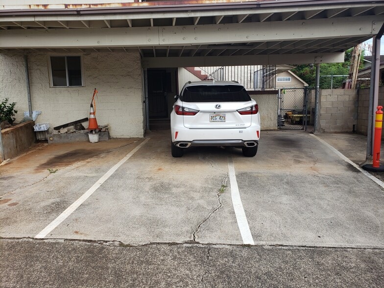 Parking - 1915 Ulana St
