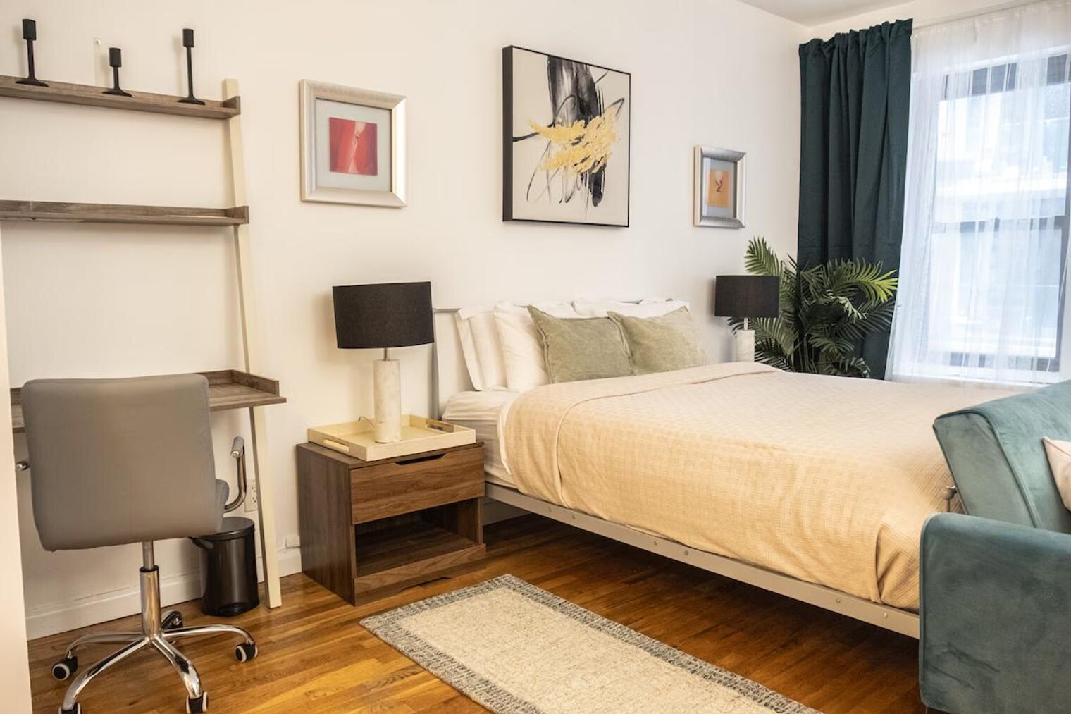 Building Photo - 305 E 95th St