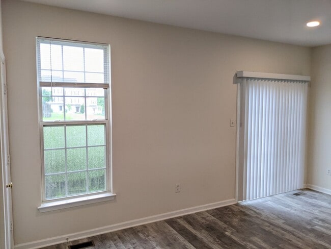 Building Photo - Completely Renovated Townhouse in convenie...