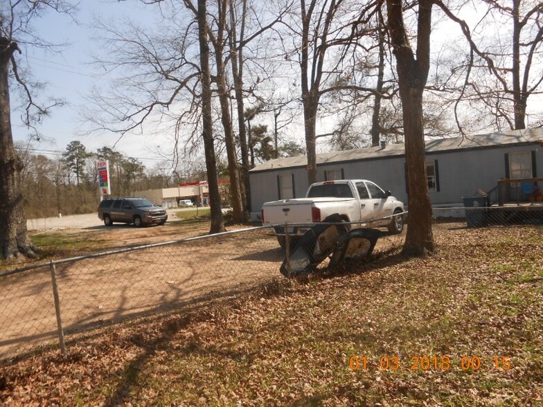 Building Photo - 24898 Lakewood Dr
