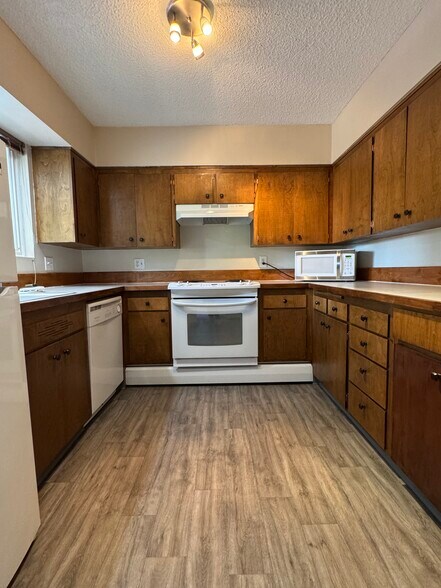Kitchen - 2921 E 32nd Ave