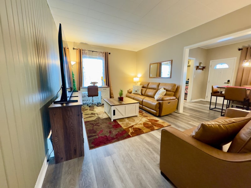 Building Photo - 922 W Broadway St