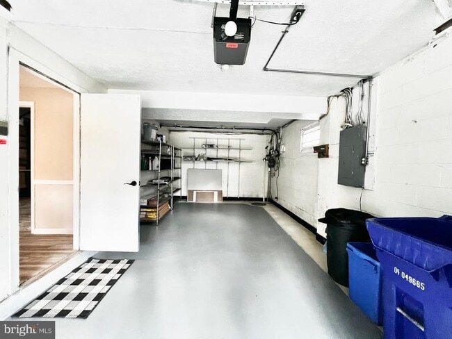 Building Photo - 5719 Rossmore Dr