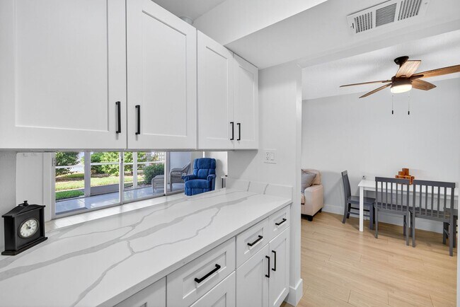 Building Photo - Your Waterfront Escape Awaits in Cape Coral