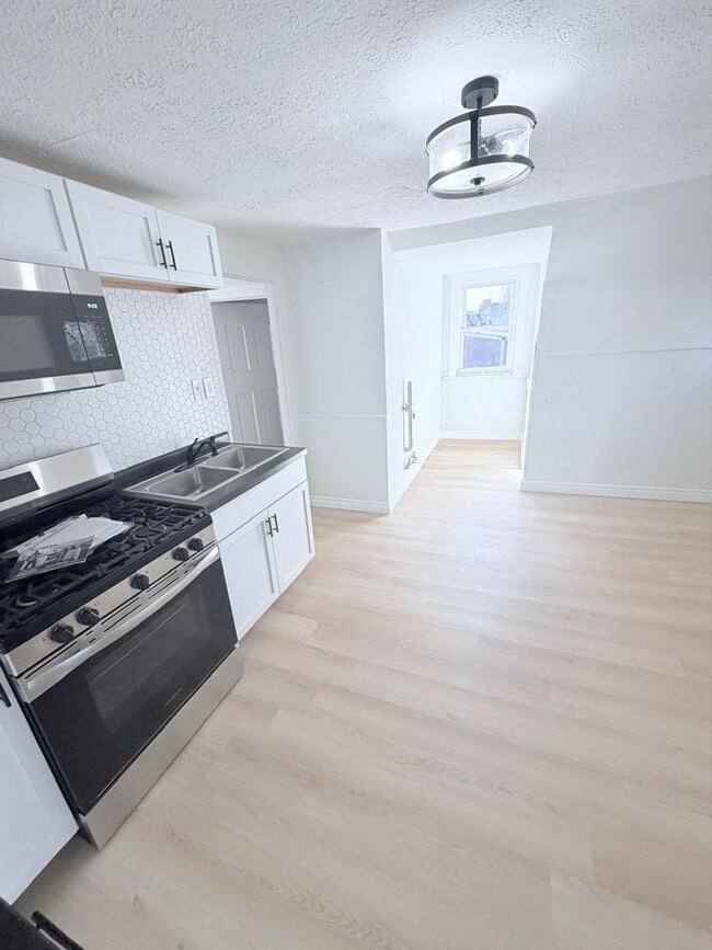 Building Photo - 2604 W 27th St