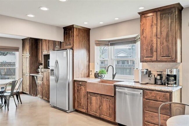 Building Photo - 901 Oakcrest Cir