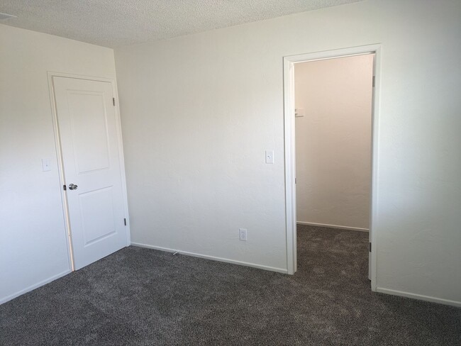 Building Photo - NEWLY REMODELED!!!!!One bedroom One Bath Unit