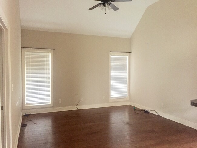 Building Photo - Fantastic cottage style home!