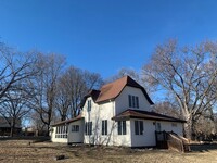 Building Photo - 3 BR/2 BA Single-Family Home With Lake Min...