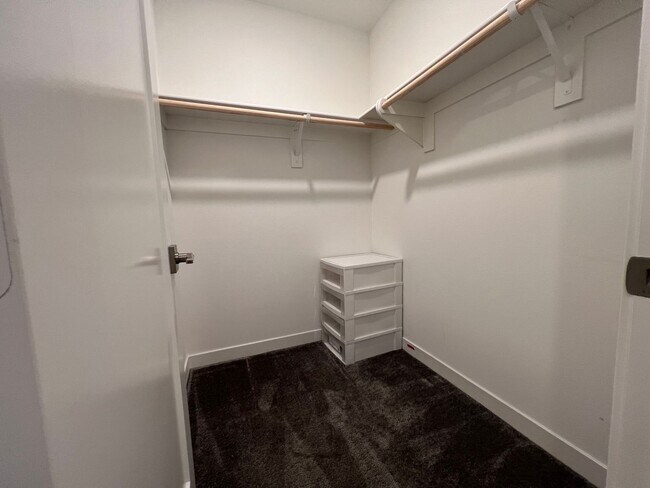 Building Photo - Beautiful furnished 4 bedroom Townhouse!