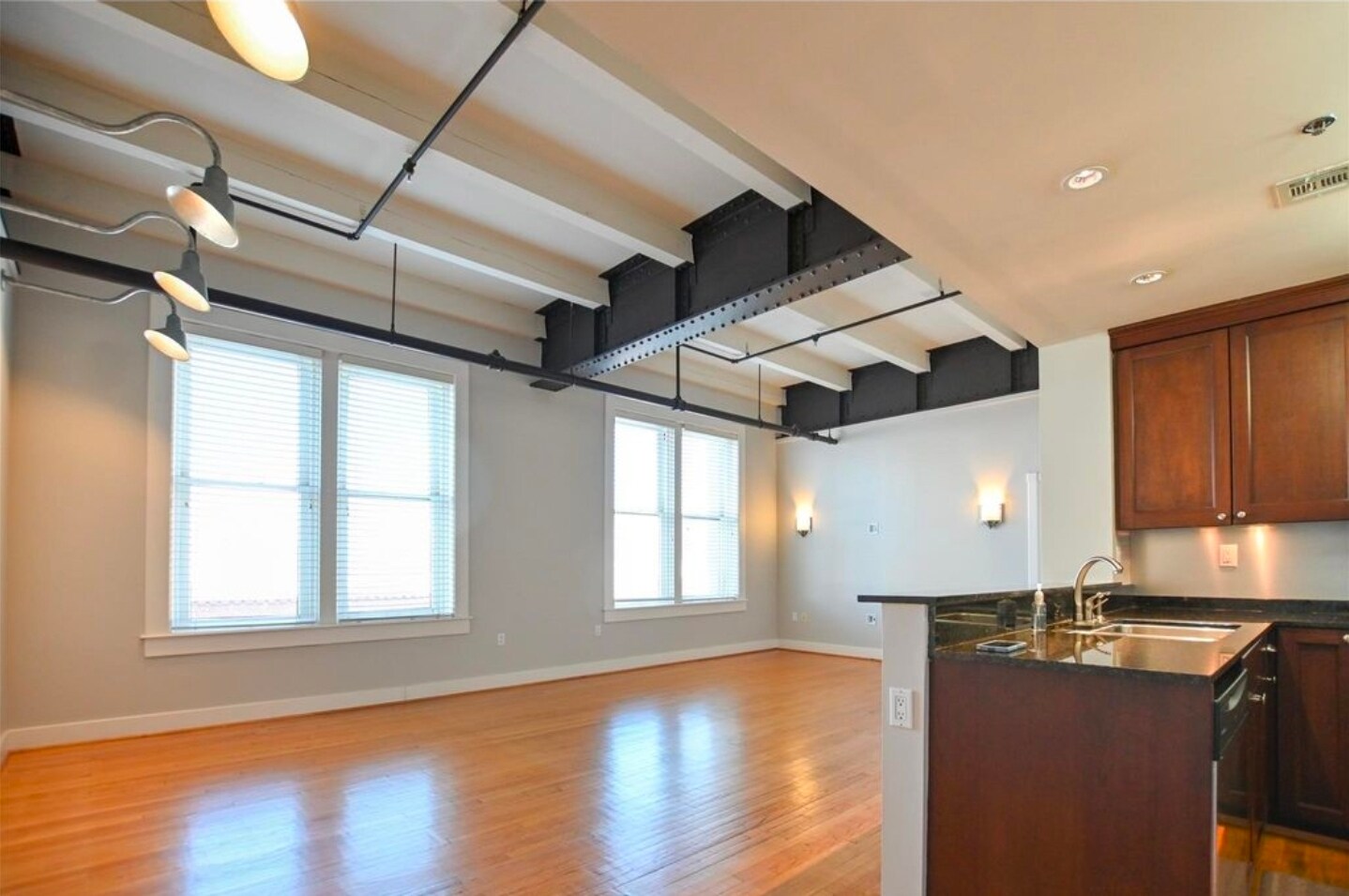 Building Photo - 415 22nd St