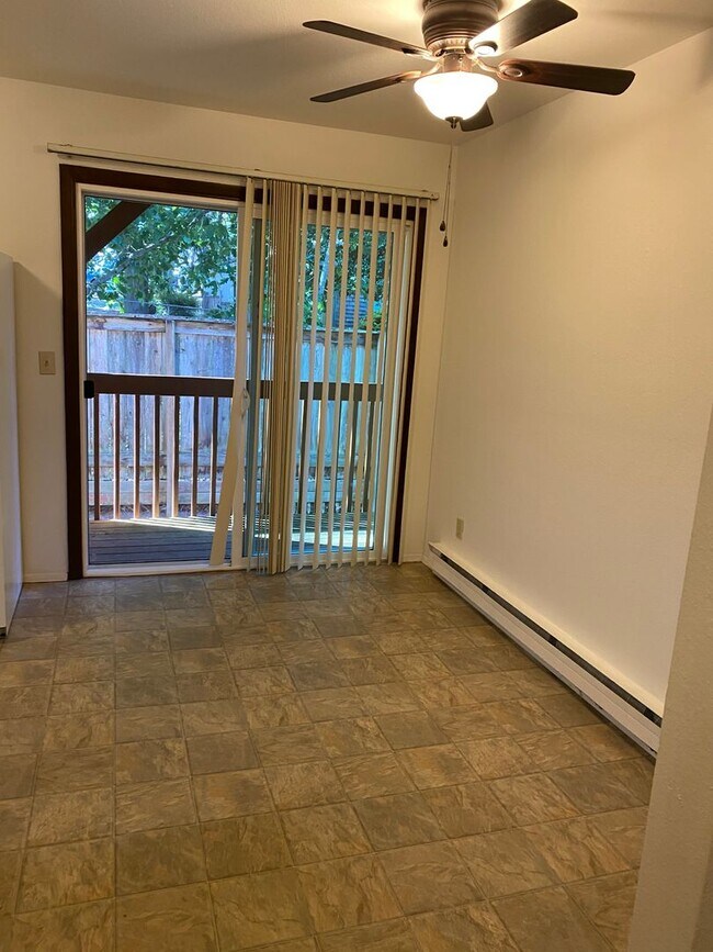 Building Photo - Upstairs 2 Bedroom, 1 Bathroom Apartment Home