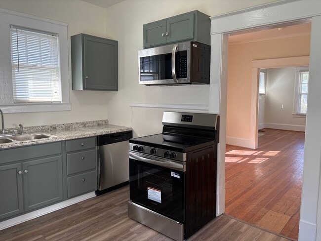 Building Photo - 2 Bedroom, 1 Bathroom House in High Point!