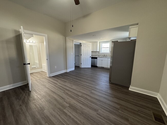 Building Photo - 122 N Vine St