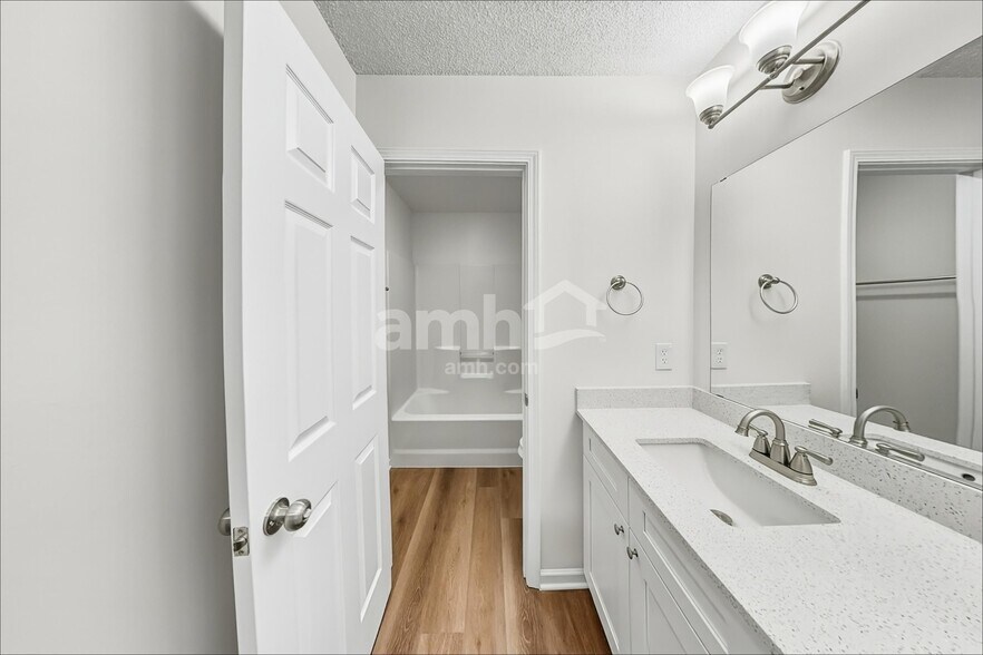 Building Photo - 3911 Laurel View Cir