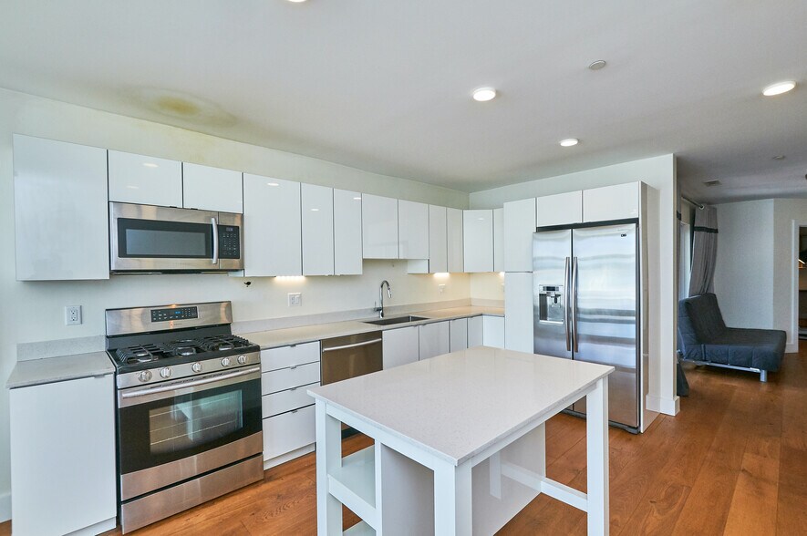 Building Photo - 250 Meridian St