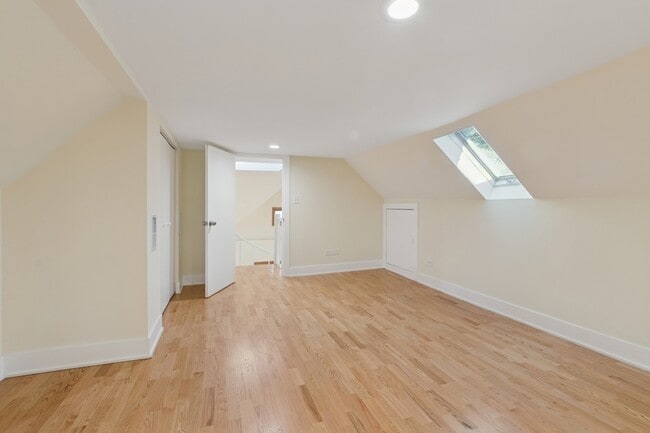 Building Photo - 5202 N Lakewood Ave