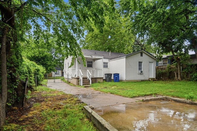 Building Photo - Newly Remodeled | 3 Bed | 1 Bath | Tulsa | Available Now