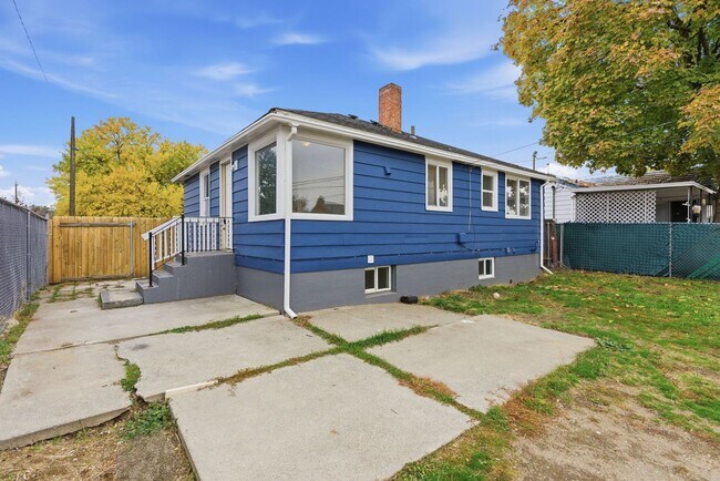 Building Photo - Charming 4 Bed, 2 Bath w/ Garage! *HOLIDAY SPECIAL: $1,000 OFF!*