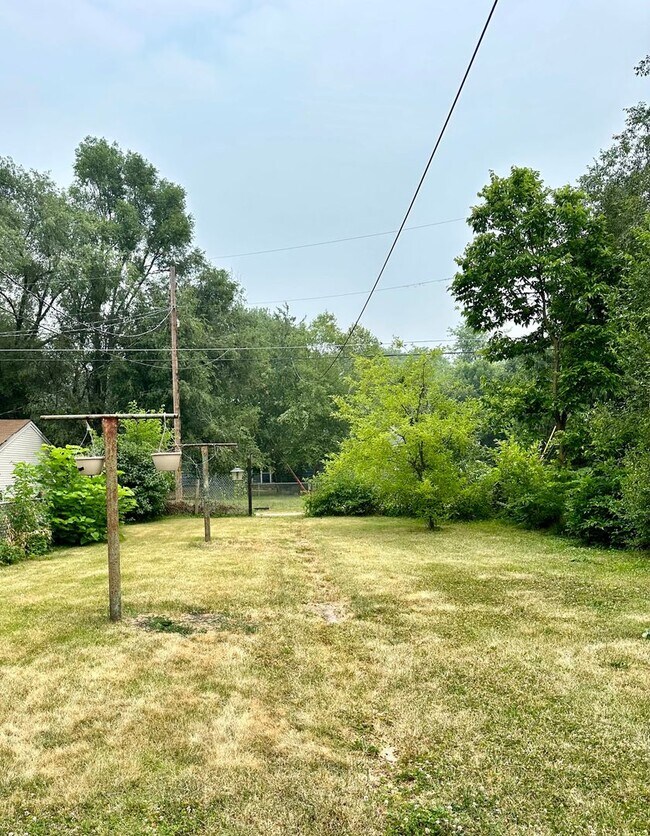 Building Photo - NO RENT until 2026! Lock in your new home now and enjoy the rest of the year rent-free! The depos...