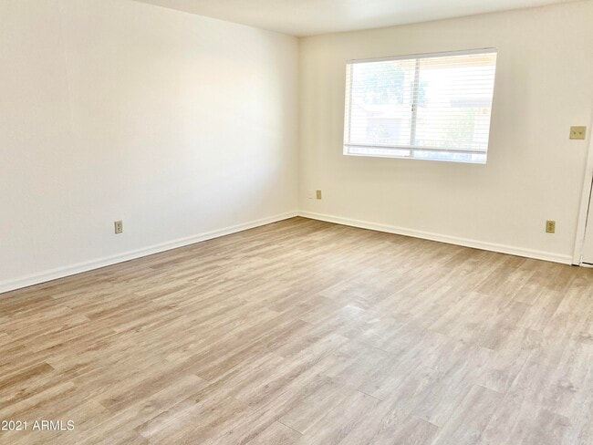 Building Photo - 8529 E Portland St