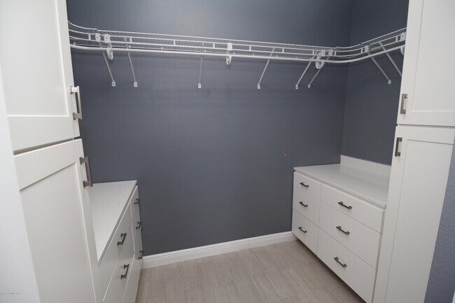 Building Photo - 1015 Venetian Dr