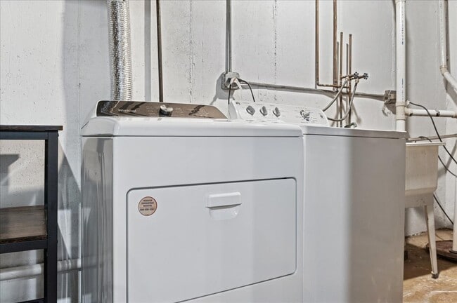 Building Photo - 335 Shadow Bend Dr