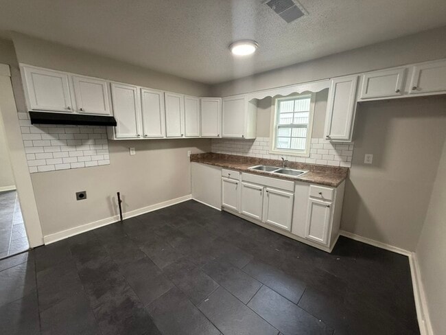 Building Photo - 2626 Whitman Ave