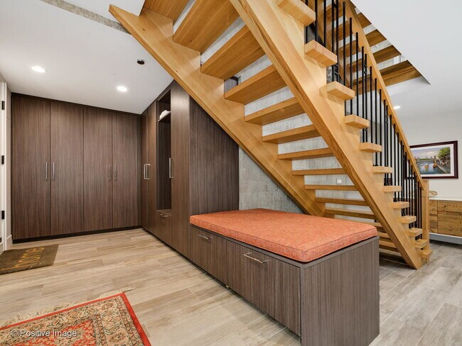 Building Photo - 824 W Castlewood Terrace