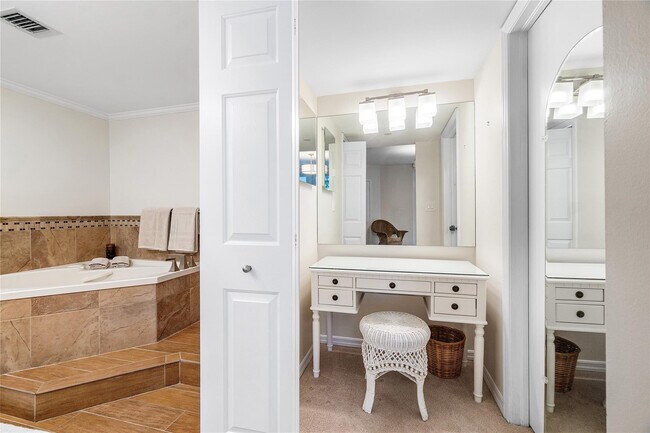 Building Photo - 100 SE 5th Ave