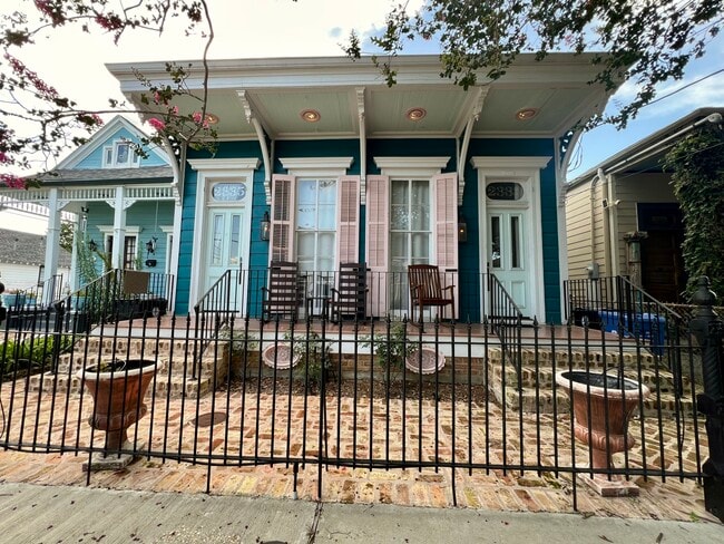 Primary Photo - 2333 Chippewa St
