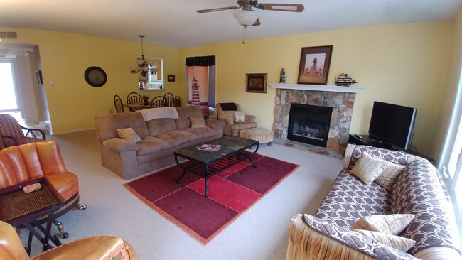 Living area - 1209 Northlake Dr