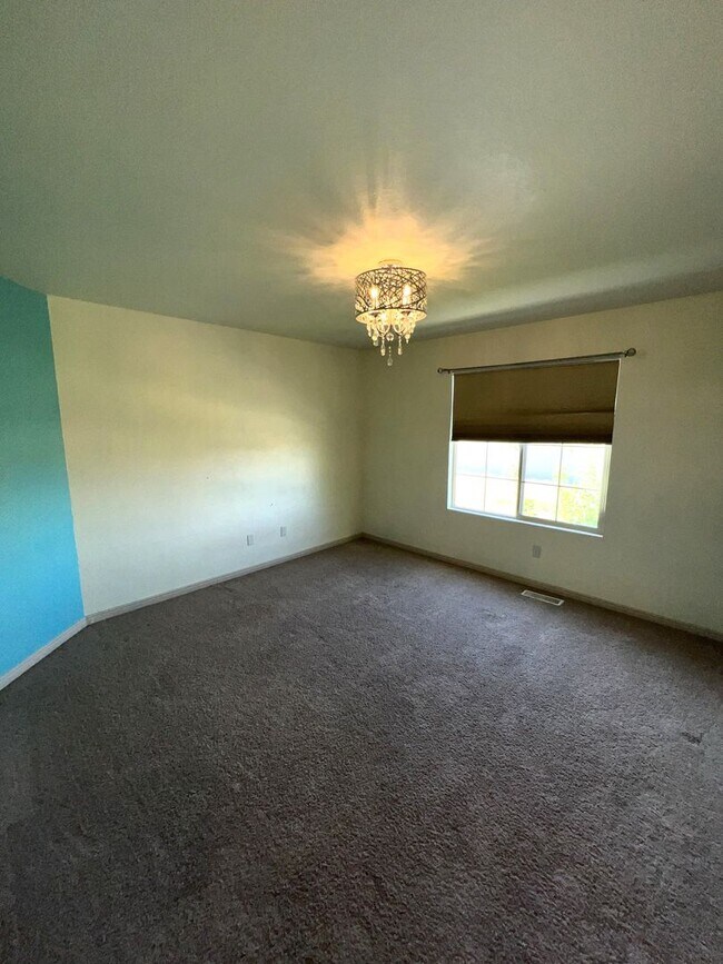 Building Photo - Spacious 6-Bedroom Home with 2 Kitchens in...