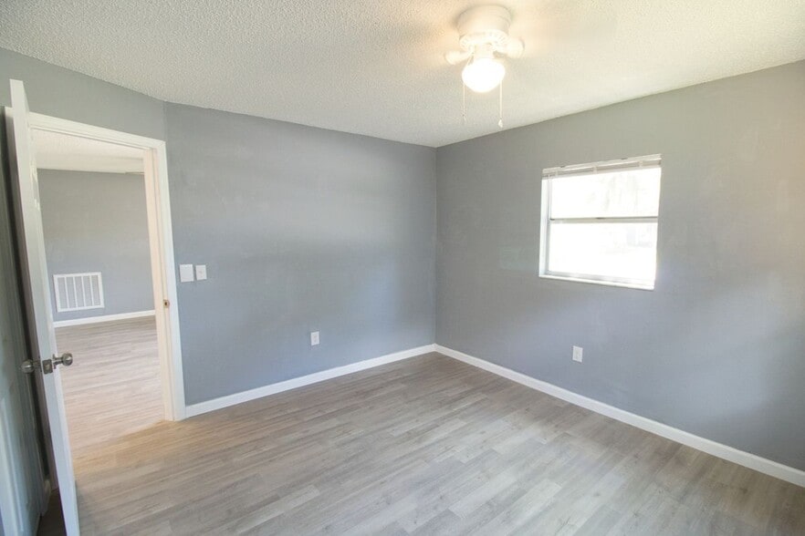 Building Photo - 7138 Oakwood Dr