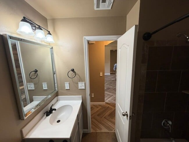 Building Photo - Adorable OKC home with 3 bed, 2 bath, 2 car garage in Mustang Schools!