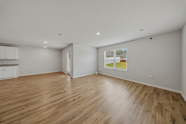 Building Photo - Huge 4 bedroom 2 bathroom home in Southwood