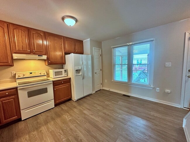 Building Photo - 4 Bedroom Townhouse Near Chesterfield Cour...