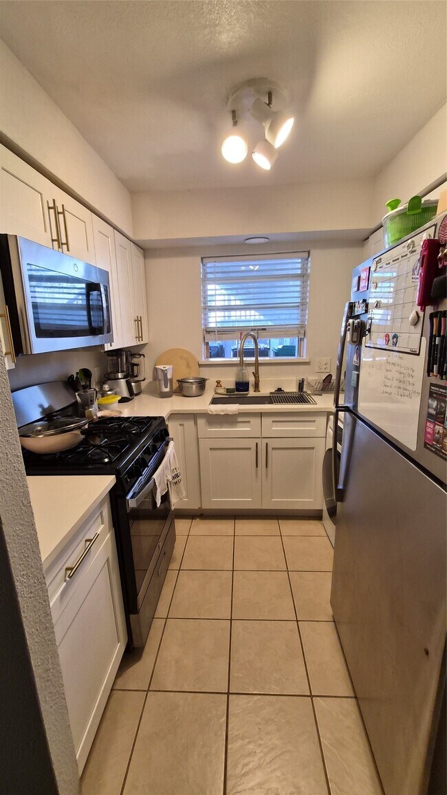 Building Photo - 2118 Oakdale St