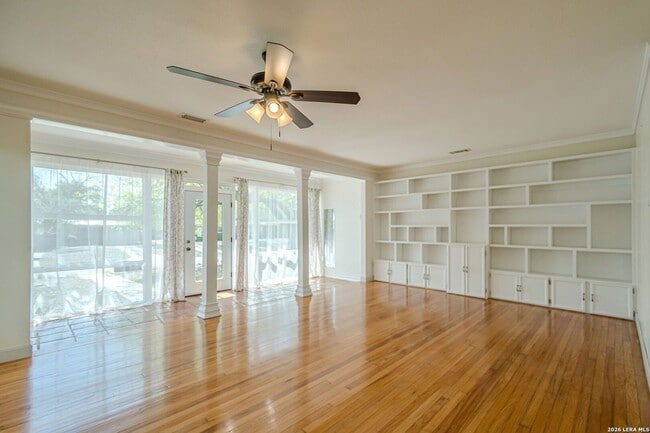 Building Photo - GORGEOUS 4-BEDROOM HOME IN TERRELL HEIGHTS