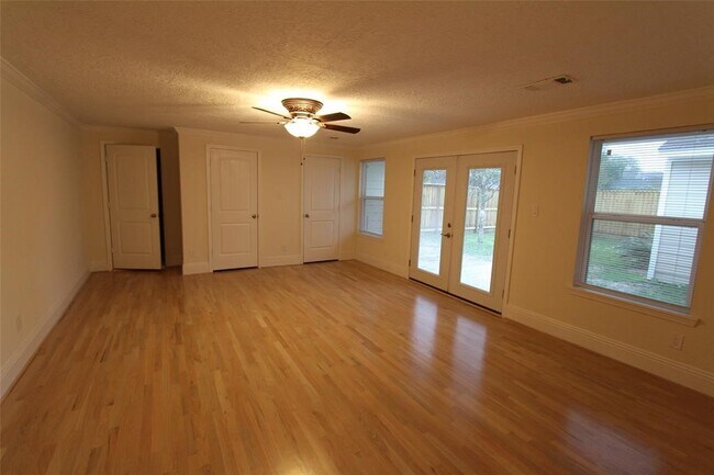 Building Photo - 6529 Schiller St