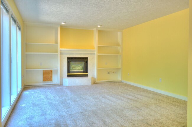 Building Photo - Huge South Hill Beauty