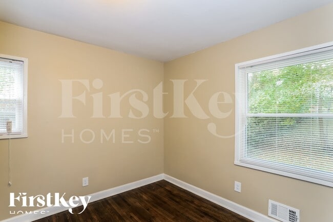 Building Photo - 1855 Shamrock Dr