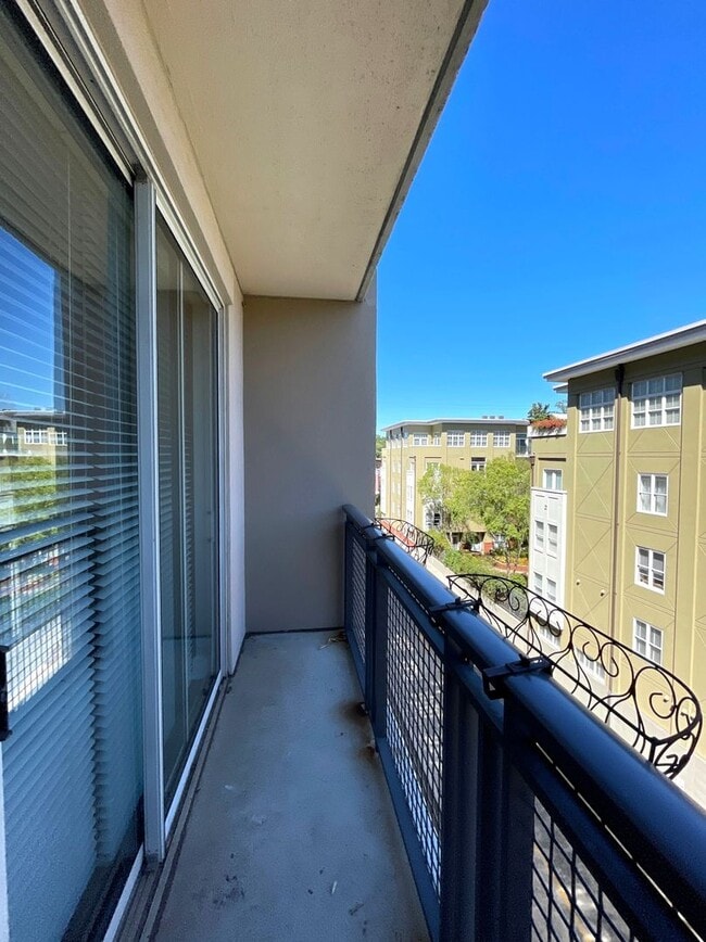 Building Photo - Great Dilworth condo!