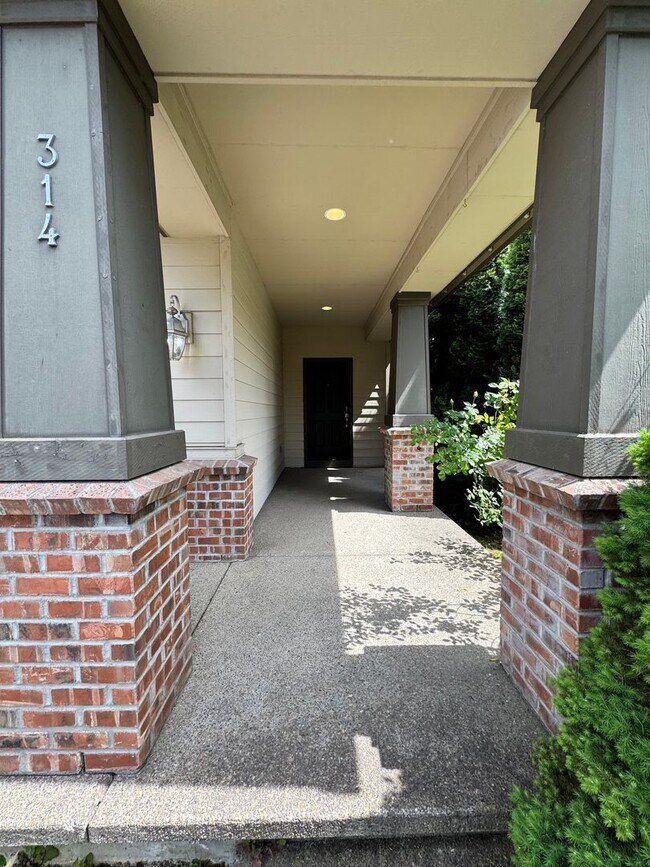 Building Photo - FOR RENT - SPACIOUS 4 BEDROOM, 2.5 BATH IN...